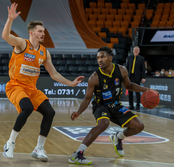 他在中场积 他在中场积